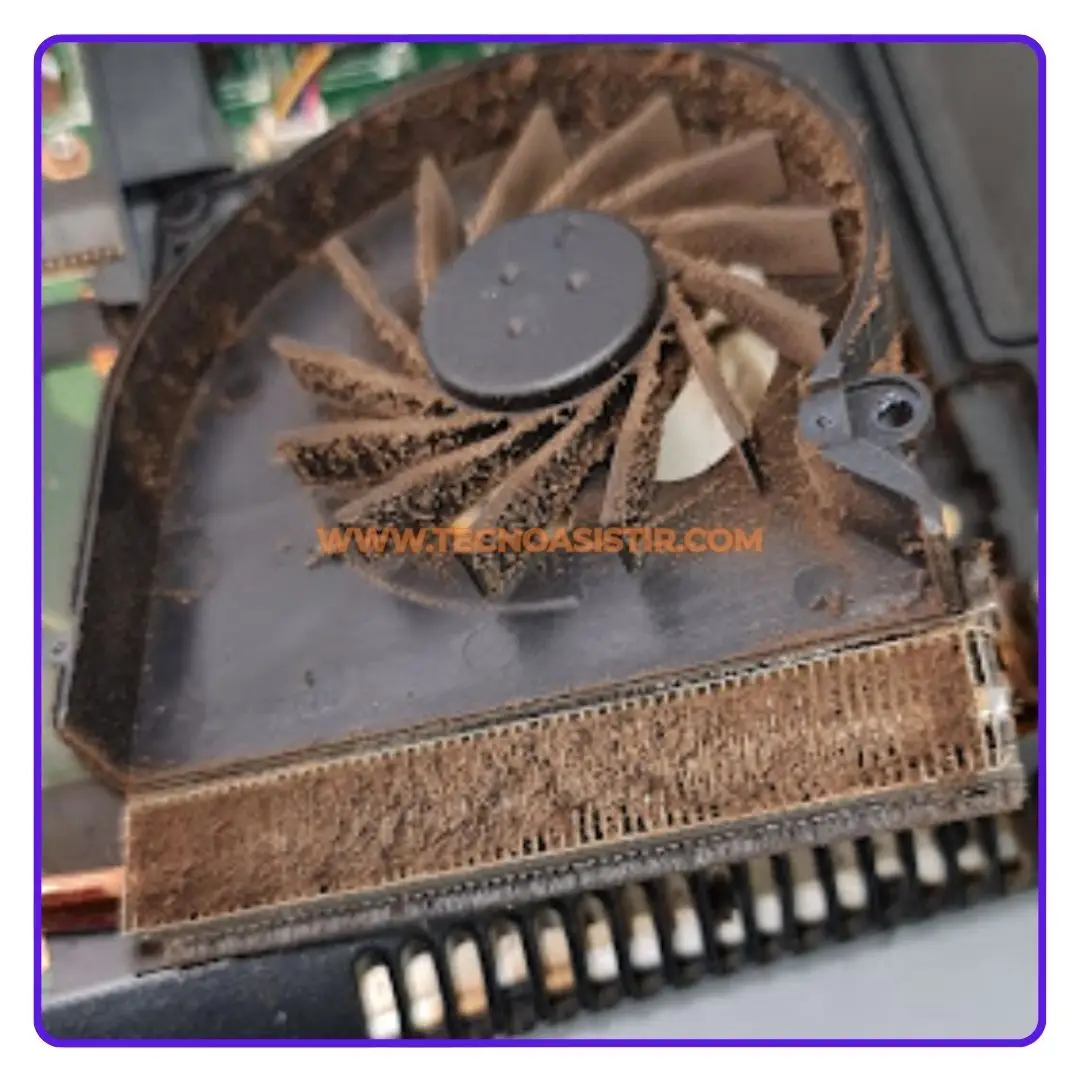 Mantenimiento de portátiles: Limpieza de ventilador de portátil con polvo acumulado