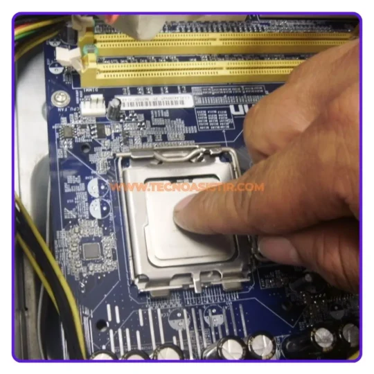 Técnico realizando limpieza de PC en oficina