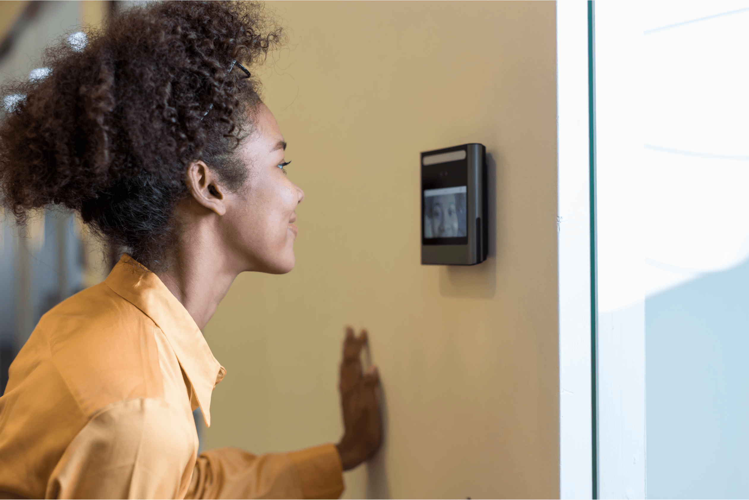 Sistema biométrico de reconocimiento facial integrado a puerta de acceso